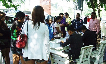 Police set up a roadblock on Pattaya Second Road to check vehicle licenses and tax stamps, and to remind people to obey traffic laws.